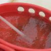 Nghiên cứu đã chỉ ra tiềm năng của chiết xuất trà rooibos như một thành phần chức năng trong khẩu phần ăn của cá rô phi Mozambique. Khi bổ sung 30% chiết xuất trà rooibos lên men hoặc trà rooibos tươi vào thức ăn, tốc độ tăng trưởng của ấu trùng cá tăng đáng kể so với nhóm đối chứng. Kết quả cho thấy chiết xuất trà rooibos không chỉ cải thiện tốc độ tăng trưởng mà còn nâng cao hiệu quả sử dụng thức ăn, mở ra cơ hội thúc đẩy năng suất nuôi cá rô phi và góp phần phát triển ngành sản xuất protein thủy sản theo hướng bền vững. (Ảnh: Darryl Jory).