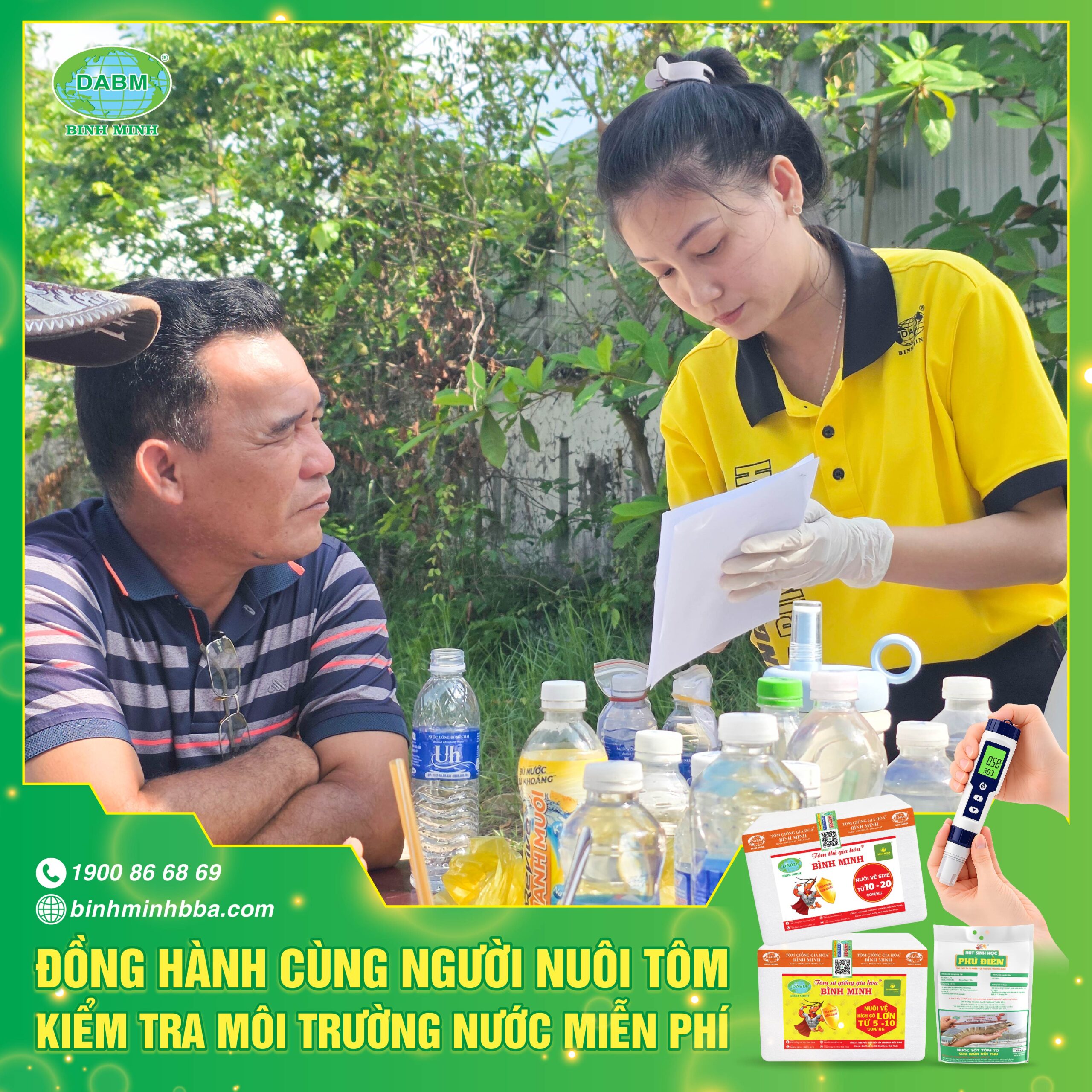 Nhân viên kỹ thuật hướng dẫn cách đọc thông số môi trường 
