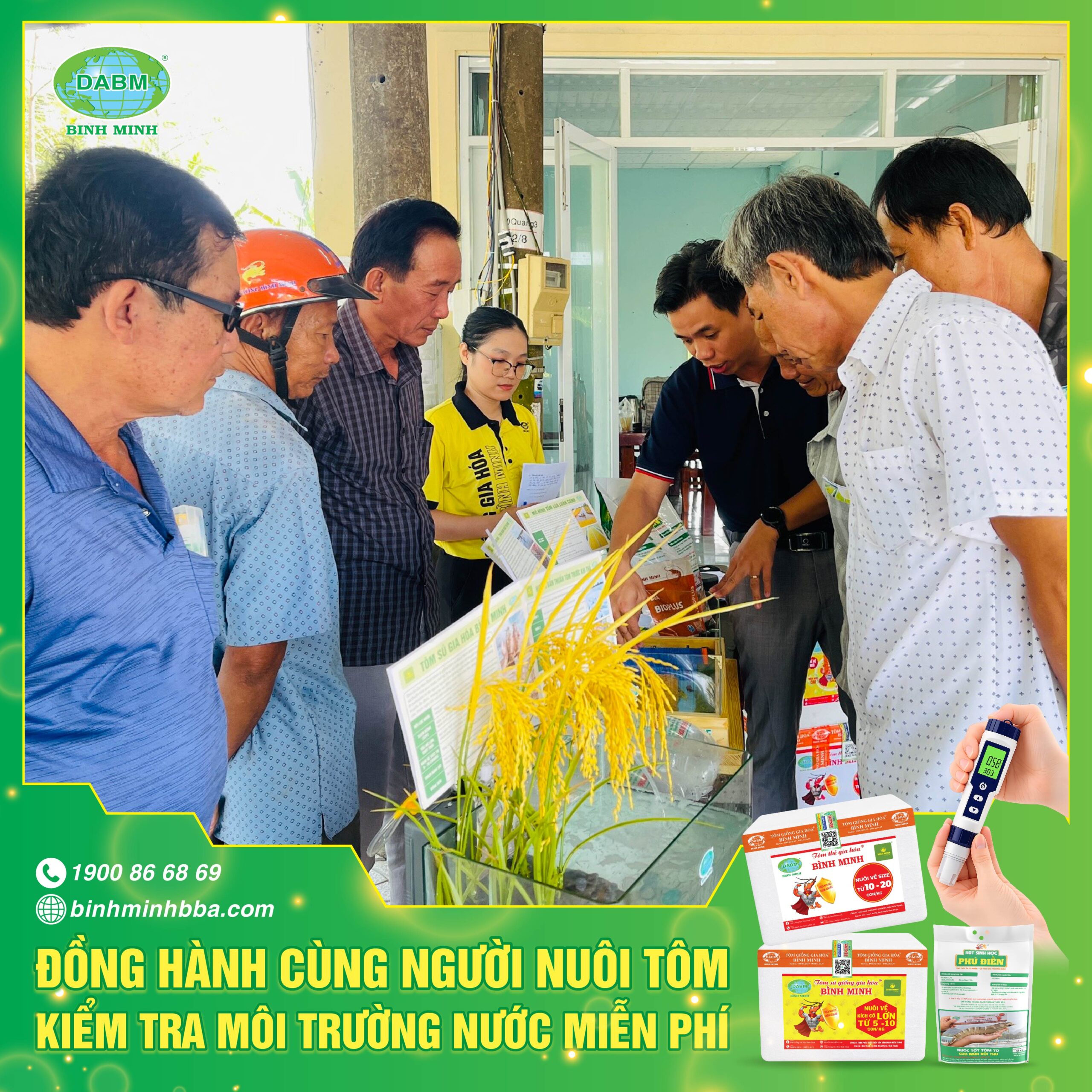 Bà con lắng nghe thuyết trình về mô hình nuôi ghép