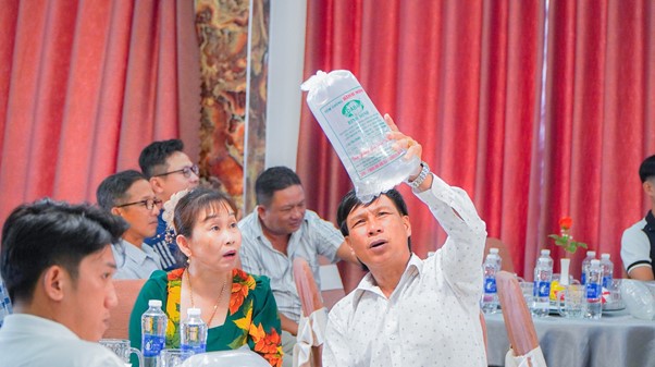 Tôm Giống Gia Hóa Bình Minh: Nền Tảng Vàng Cho Vụ Nuôi Thắng Lợi Bền Vững Khách hàng tại hội thảo Bình Minh xem mẫu tôm