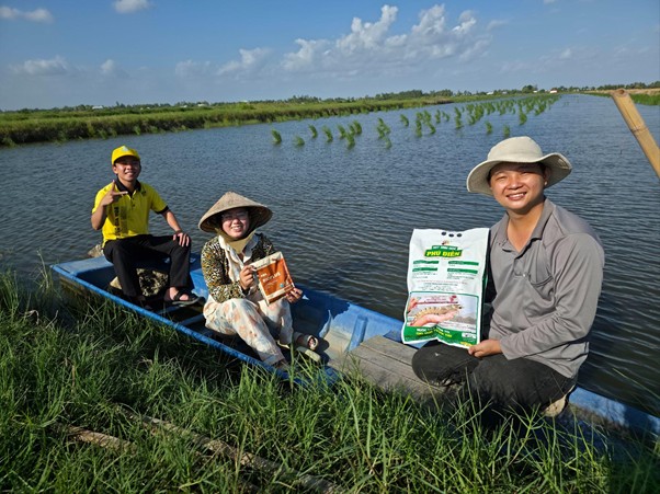 Ảnh: Sản phẩm Hạt Sinh Học Phú Điền được bà con tin dùng