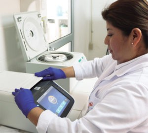 Biogemar sở hữu thiết bị hiện đại cho phép phân tích mẫu nhanh chóng và hiệu quả, đồng thời phát hiện mọi vấn đề về mầm bệnh. Ảnh của Orly Saltos.