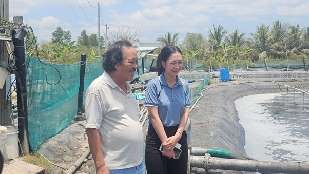Ảnh: Phóng viên và hộ nuôi chú Tám Thêm